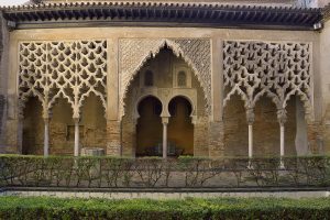 imagen del portico meridional del patio del yeso en el Alcázar de Sevilla